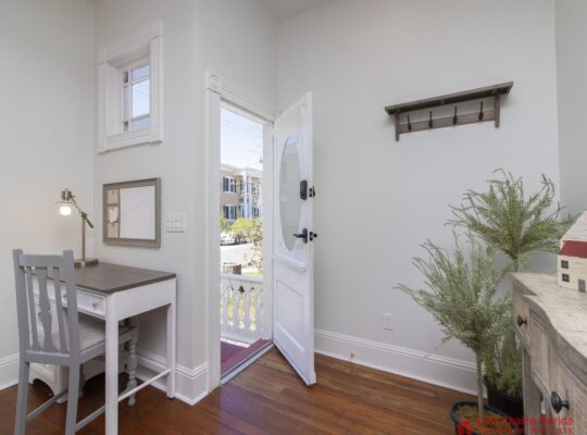 HISTORIC DISTRICT ~ Walk Everywhere ~ Free Parking!