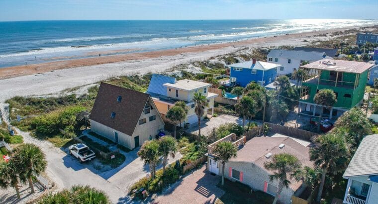 Tiki Hut ~ Excellent Location ~ 1 House Off Beach!