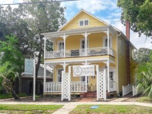 HISTORIC DISTRICT ~ Walk Everywhere ~ Private Parking!