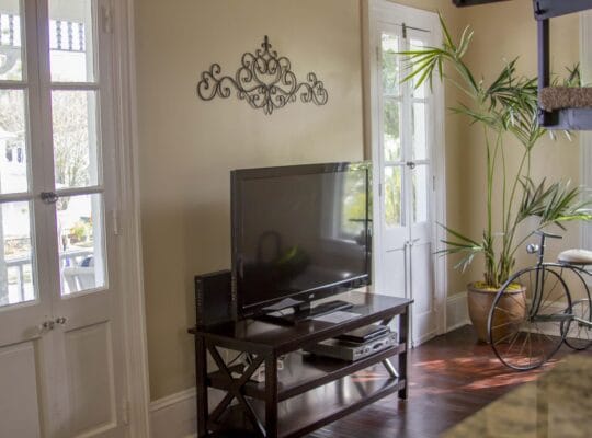 HISTORIC DISTRICT ~ Walk Everywhere ~ Private Parking!