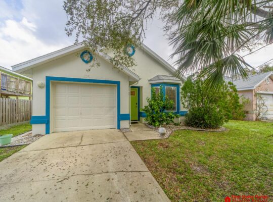Great Beach Location ~ Pet Friendly ~ Steps to the Beach!