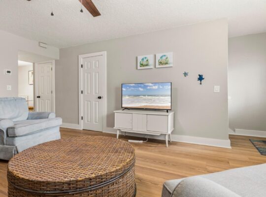 Beachy Townhome ~ Pet Friendly ~ Steps to the Beach!!!