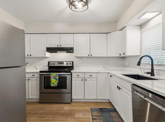 Beachy Townhome ~ Pet Friendly ~ Steps to the Beach!!!