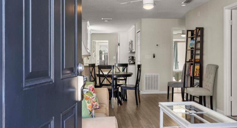 Beautiful 2/2 ~ Pet Friendly ~ Steps to the Beach!
