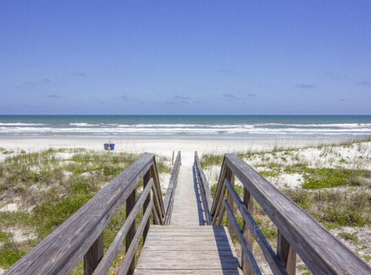 Charming Cottage ~ Steps to the Beach ~ Pet Friendly