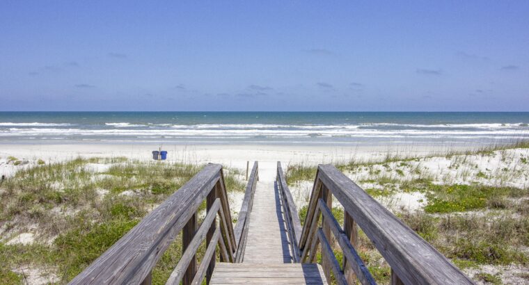 Charming Cottage ~ Steps to the Beach ~ Pet Friendly