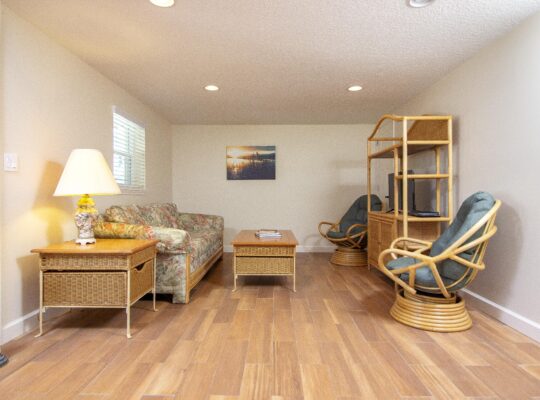 Charming Cottage ~ Steps to the Beach ~ Pet Friendly