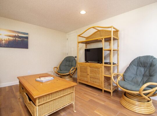 Charming Cottage ~ Steps to the Beach ~ Pet Friendly
