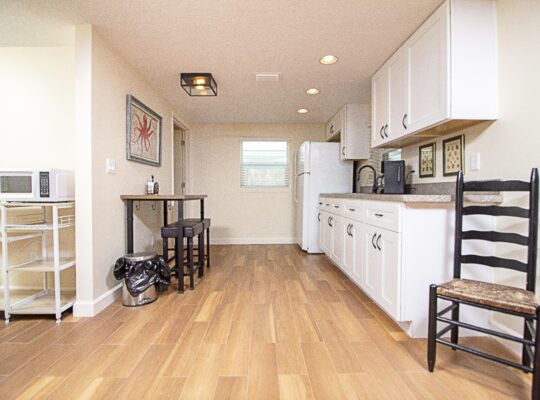 Charming Cottage ~ Steps to the Beach ~ Pet Friendly