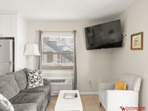 Beautiful Studio ~ Pet Friendly ~ Steps to the Beach!