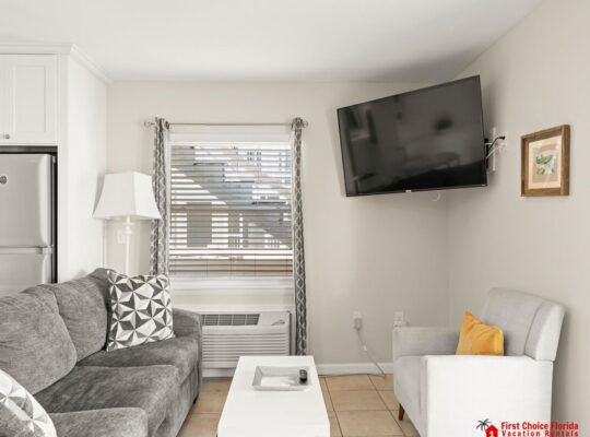 Beautiful Studio ~ Pet Friendly ~ Steps to the Beach!