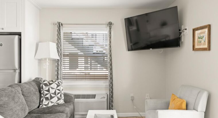 Beautiful Studio ~ Pet Friendly ~ Steps to the Beach!