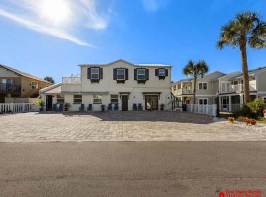 Beautiful Studio ~ Pet Friendly ~ Steps to the Beach!