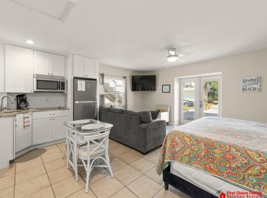 Beautiful Studio ~ Pet Friendly ~ Steps to the Beach!