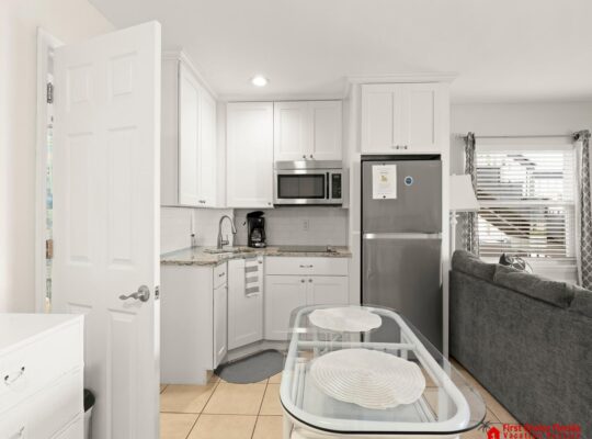 Beautiful Studio ~ Pet Friendly ~ Steps to the Beach!