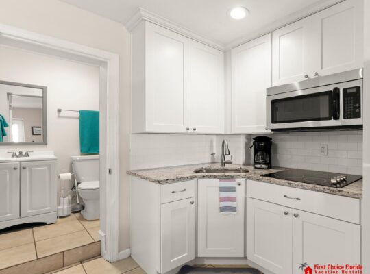 Beautiful Studio ~ Pet Friendly ~ Steps to the Beach!