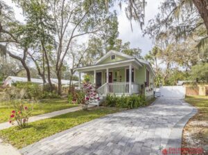 Quaint Downtown Cottage ~ Free Private Parking!