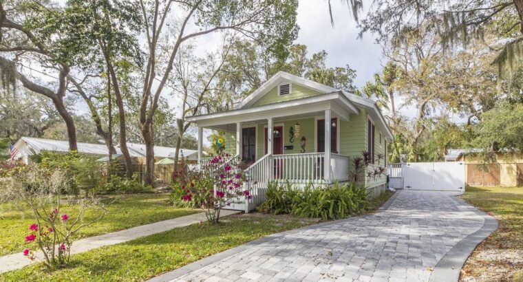 Quaint Downtown Cottage ~ Free Private Parking!