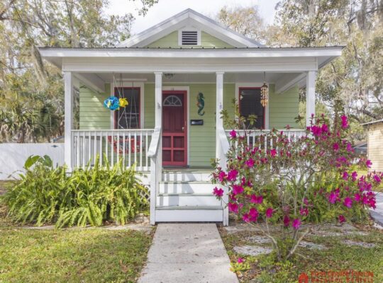 Quaint Downtown Cottage ~ Free Private Parking!