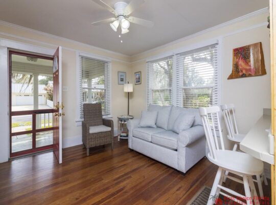 Quaint Downtown Cottage ~ Free Private Parking!