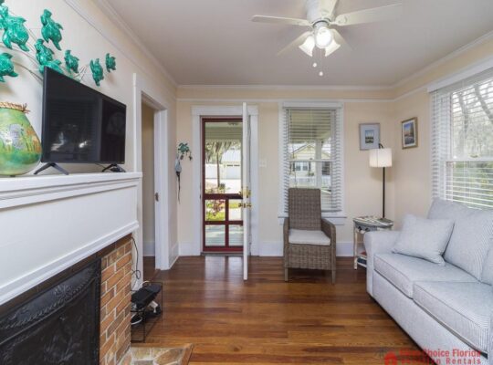 Quaint Downtown Cottage ~ Free Private Parking!